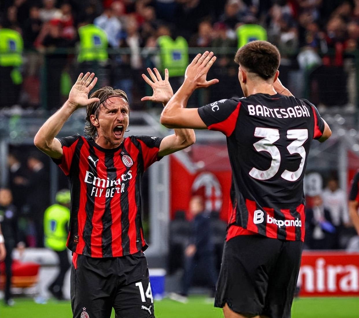 [中超]维塔尔角球开出 刘若钒前点头球破门